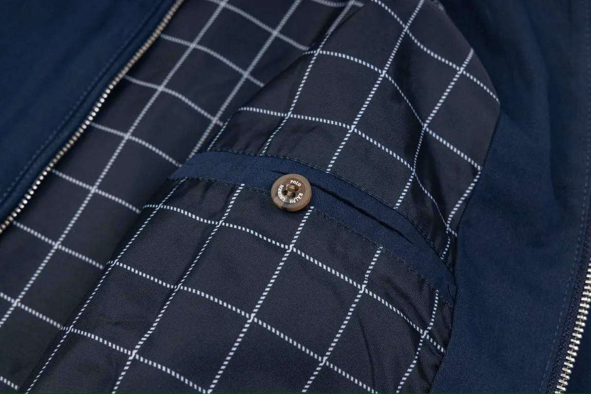🅿️350 Ralph Lauren's new 24ss classic embroidered logo lapel executive zipper jacket for both men and women. 1️⃣Selected from high-quality original developed pure cotton fabric, with customized plaid lining inside, the overall wearing effect is very soft and comfortable. 2️⃣The workmanship details are perfectly controlled, with exquisite small logo embroidery on the chest, and the unique design style of splicing technology is used in the dropped shoulder position to highlight your personality! The version is simple but not simple! 3️⃣ Complete with tag accessories, unisex design, and a very versatile jacket for men and women!  Color: black, navy blue, khaki Size: S, M, L, XL